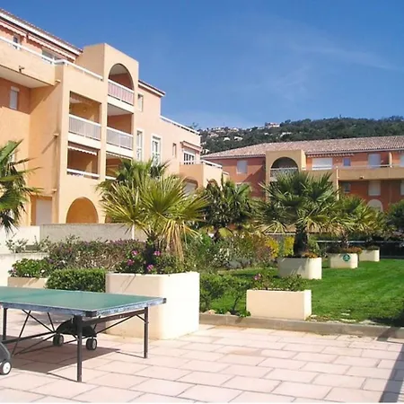 Santa Barbara Avec Piscine Et A 750m De La