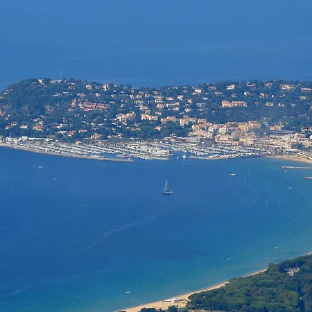 Santa Barbara Avec Piscine Et A 750m De La * Cavalaire-sur-Mer
